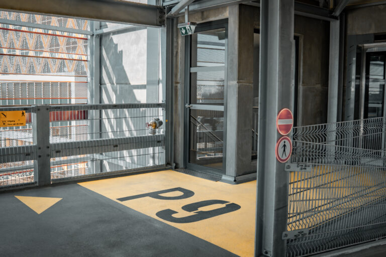 Aufzug und Treppenhauszugang mit Wegführung für Fußgänger.