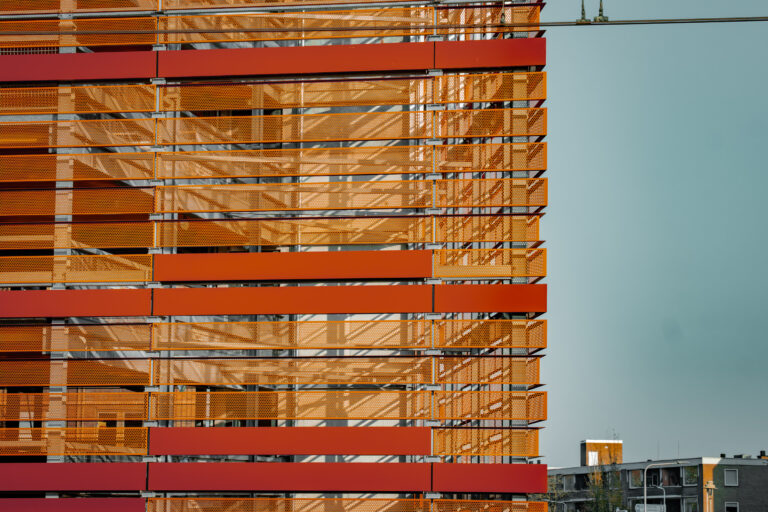Detailansicht der orangefarbenen Metallfassade des Parkhauses Gouda.