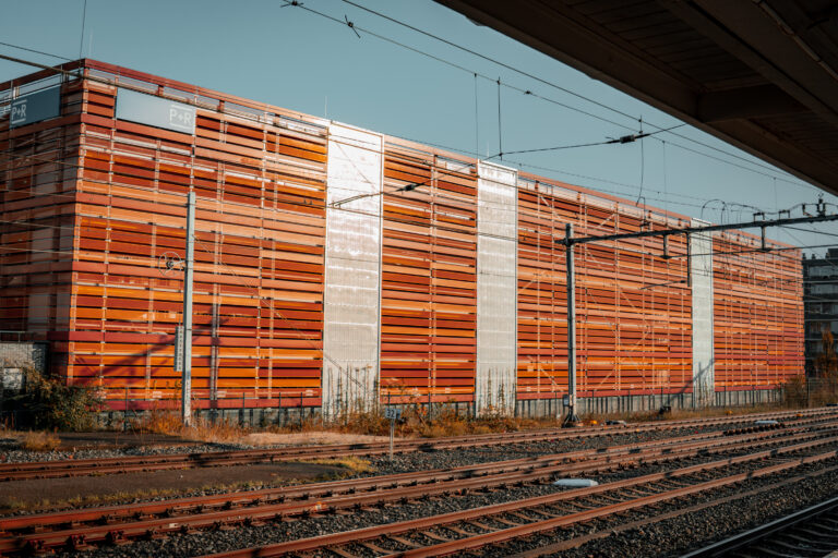 Seitenansicht des P+R-Parkhauses Gouda entlang der Bahngleise.