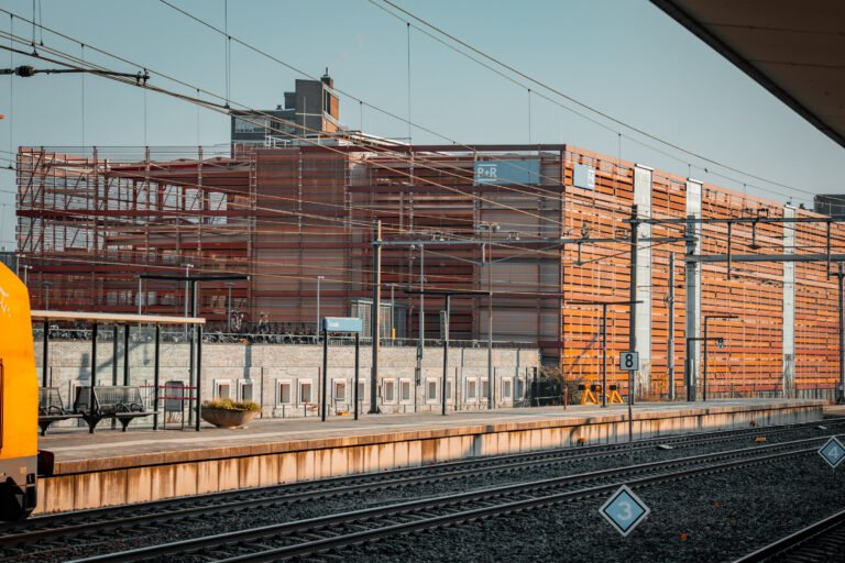 P+R-Parkhaus am Bahnhof Gouda mit orangefarbener Fassade.