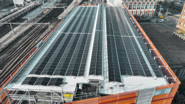 Photovoltaikanlage auf dem Dach des Parkhauses neben den Bahngleisen.