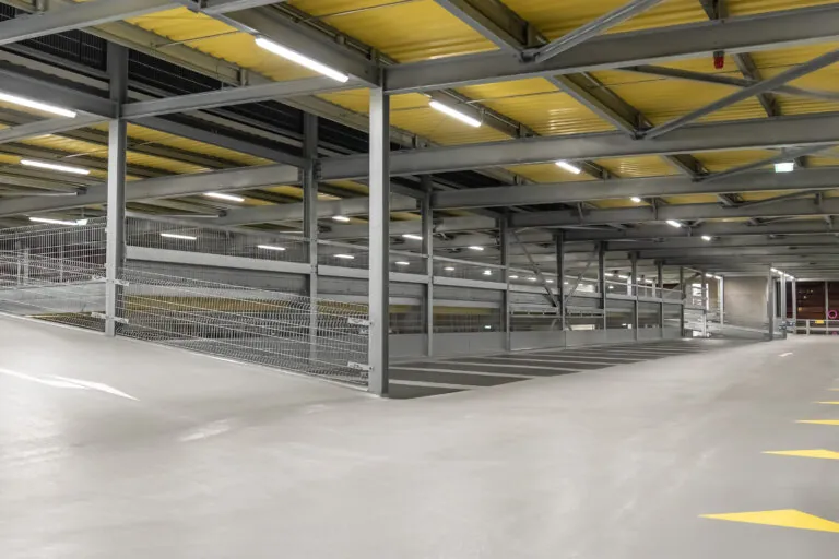 Innenansicht eines Parkdecks mit Stahltragwerk, Fahrgasse und Rampe.