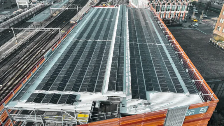 Photovoltaikanlage auf dem Dach des Parkhauses neben den Bahngleisen.