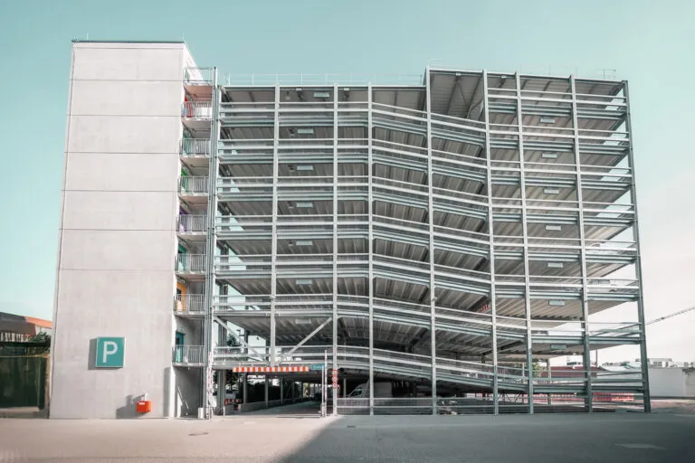 Mehrstöckiges Parkhaus mit moderner Stahlfassade und Treppenhaus